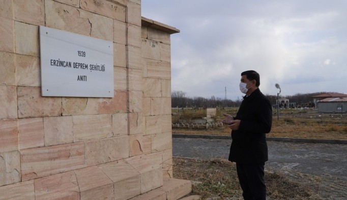 Aksun'dan Deprem Şehitliği Anıtına ziyaret