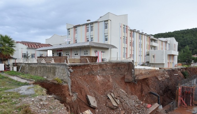 Antalya'da hastanenin acil servisi, heyelan nedeniyle boşaltıldı