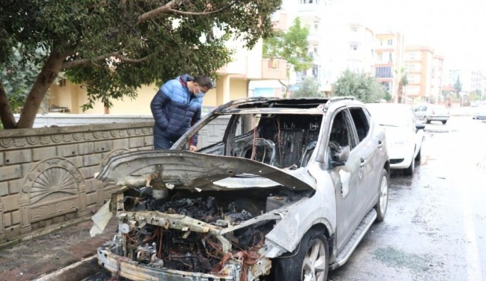 Antalya'da öğretmeni uykusundan uyandıran araç yangını