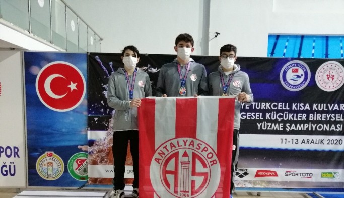 Antalyaspor yüzme takımından Türkiye rekoru