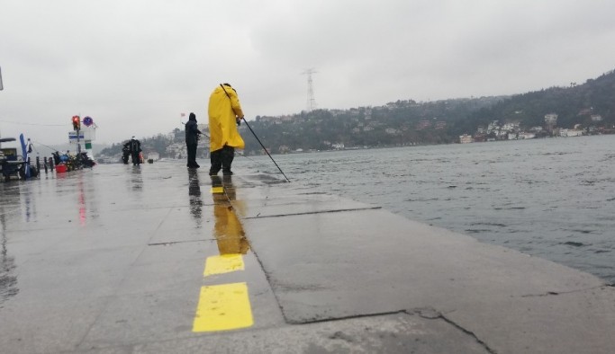 Arnavutköy sahilinde balıkçılara sosyal mesafe ayarı