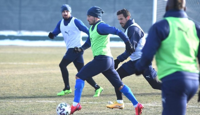 BB Erzurumspor Mesut Bakkal yönetiminde ilk antrenmanına çıktı