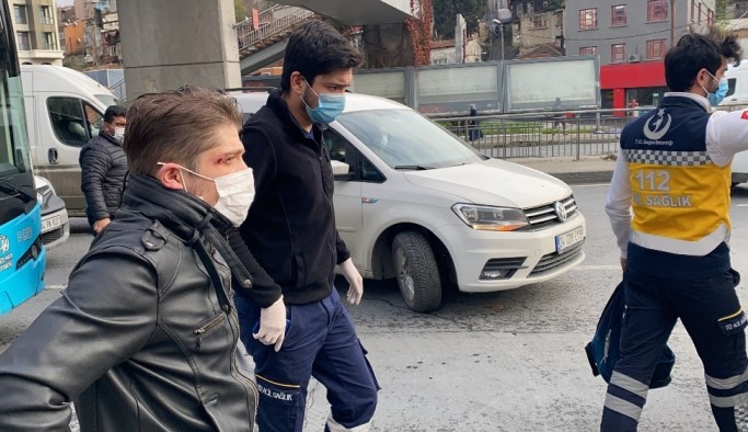 Beyoğlu'nda halk otobüsüyle minibüs çarpıştı: 2 yaralı