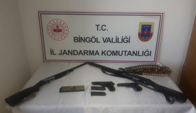 Bingöl'de bir evde silahlar ele geçirildi