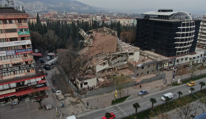 Bursa'da 6 katlı emniyet binası böyle yıkıldı