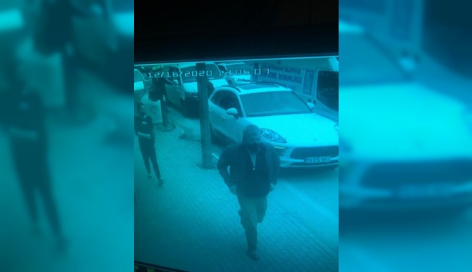 Bursa'da düşürdüğü cüzdanını güvenlik kamerasında aradı