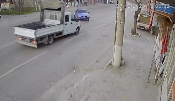 Bursa'da kontrolden çıkan otomobil ile kamyonet kafa kafaya çarpıştı: 6 yaralı