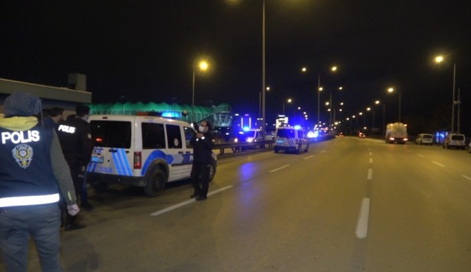 Bursa'da yapılan denetimlerde alkollü sürücü ve arkadaşı önce polisle bekçiye saldırdı ardından küfür etti
