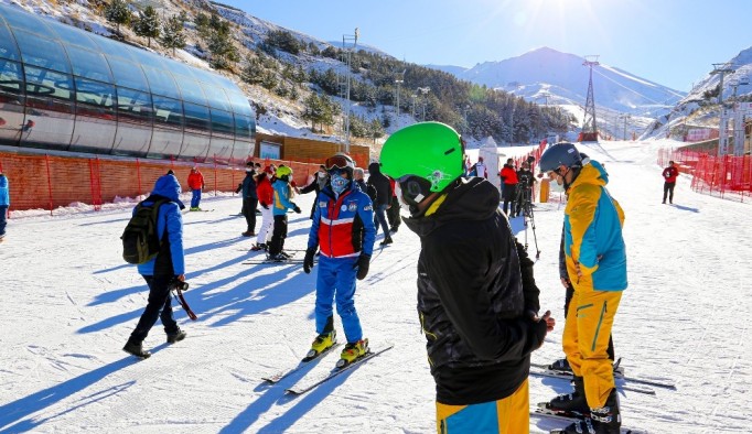 Büyükşehir'den sağlık çalışanlarına kayak eğitimi