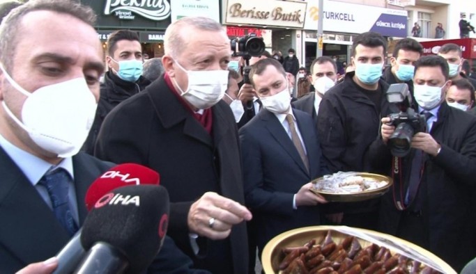 Cumhurbaşkanı Erdoğan'dan gazetecilere sucuk şekeri ve pestil ikramı