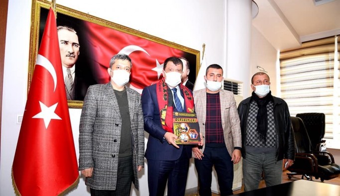 Derebeyleri Taraftarlar Derneği Taraftar Dergisinin ilk sayısını Gürkan'a sundu