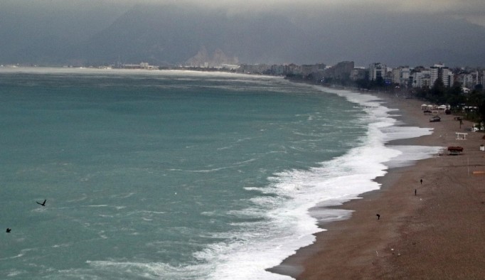 Dev dalgaların dövdüğü dünyaca ünlü sahil beyaza büründü