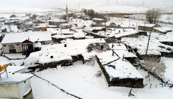 Doğu'da kar, tipi köy yollarını ulaşıma kapadı