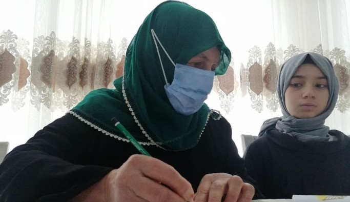 Doktor, mühendis ve öğretmen yetiştiren anne şimdi okuma yazma öğreniyor