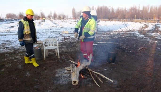 Dondurucu soğukta su kuyusu açan DSİ işçileri ateş yakarak ısınmaya çalışıyor