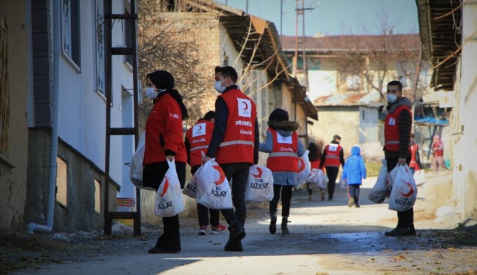Elazığ'da gönüllüler dezavantajlı ailelere ekmek ulaştırdı