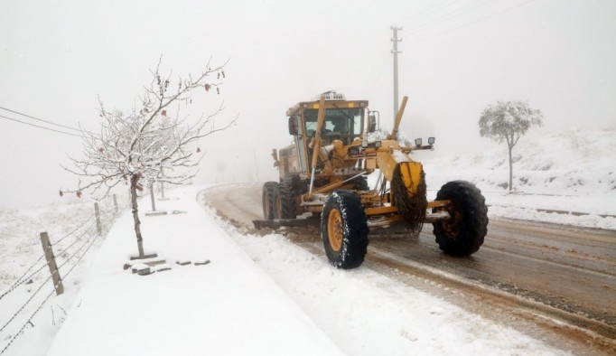 Elazığ'da kar 90 köy yolunu ulaşıma kapattı