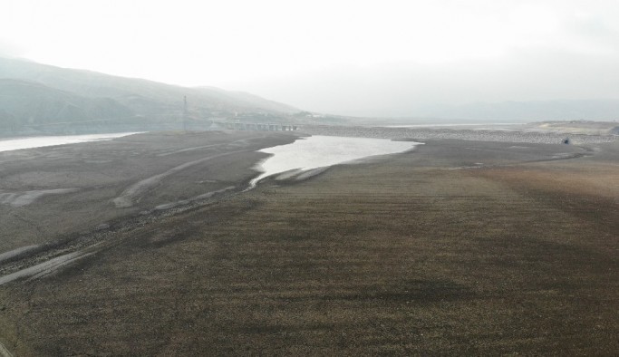 Elazığ'da sular çekildi, barajı besleyen koca nehir dereye döndü