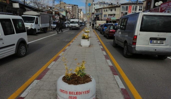 Erciş Belediyesinden caddelerde dekoratif çalışmalar
