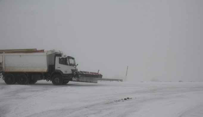 Erzincan'da 14 köy yolu kardan kapandı
