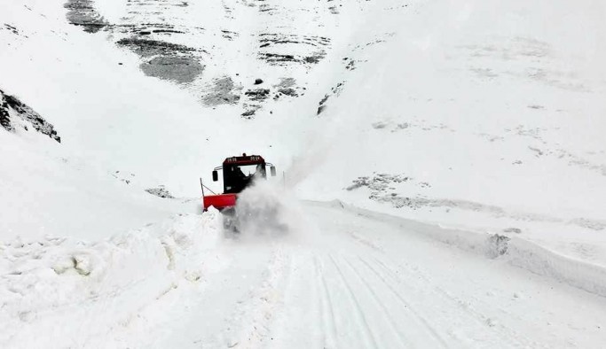 Erzincan'da kar ve tipiden 6 köy yolu ulaşıma kapandı