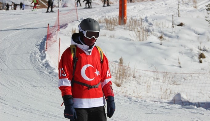 Erzurum'da kayak severler eğlenceye doyamadı