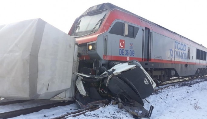 Erzurum'da tren kamyonete çarptı: 1 yaralı
