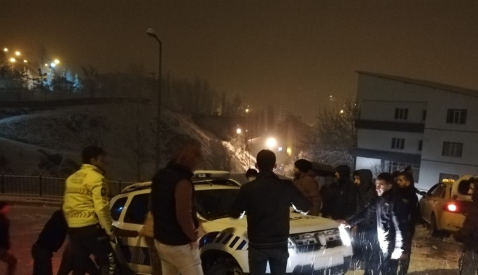 Hakkari'de kar nedeniyle kayganlaşan yolda trafik kazası