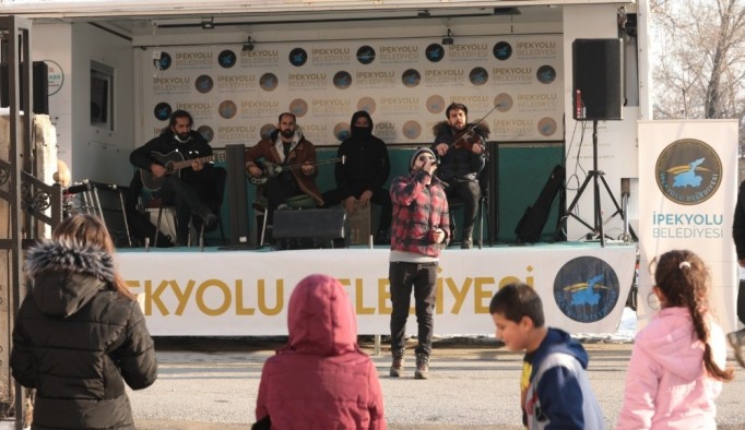 İpekyolu Belediyesi soğuk havayı mini konserle ısıtıyor