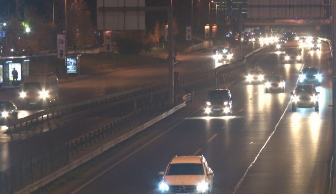 İstanbul'da sokağa çıkma kısıtlaması sona erdi, yollarda hareketlilik başladı
