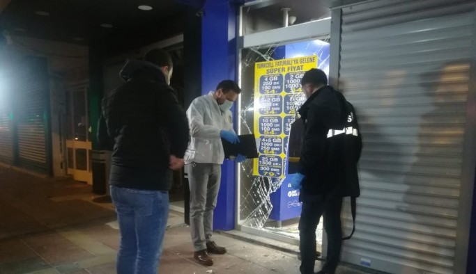 İzmir'de 3 bisikletli hırsız iş yerinden 25 cep telefonu çaldı