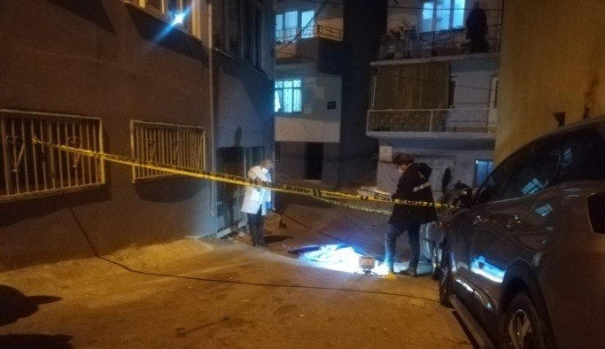 İzmir'de balkondan atladığı ileri sürülen kişi yaşamını yitirdi