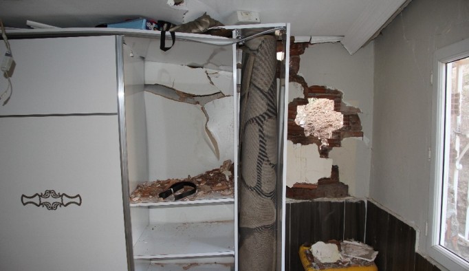 İzmir'de depremden sonra heyelan paniği: Bazı evler zarar gördü