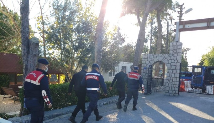 İzmir'de dolandırıcılık operasyonu: 6'sı kamu görevlisi 8 gözaltı