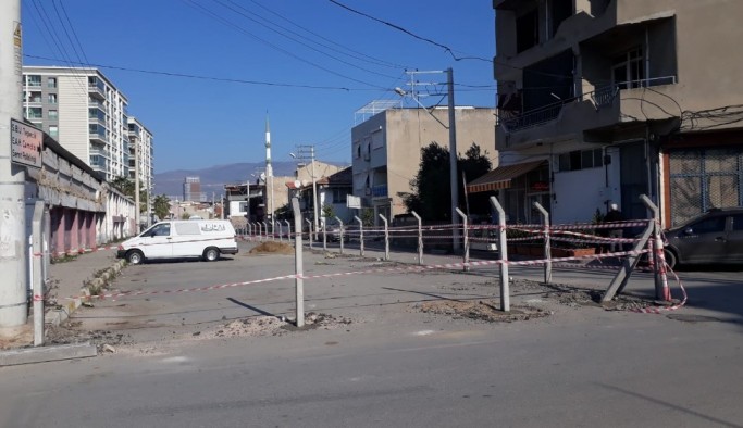 İzmir'de ilginç olay: 'Sokak benim' dedi, beton çitlerle kapattı