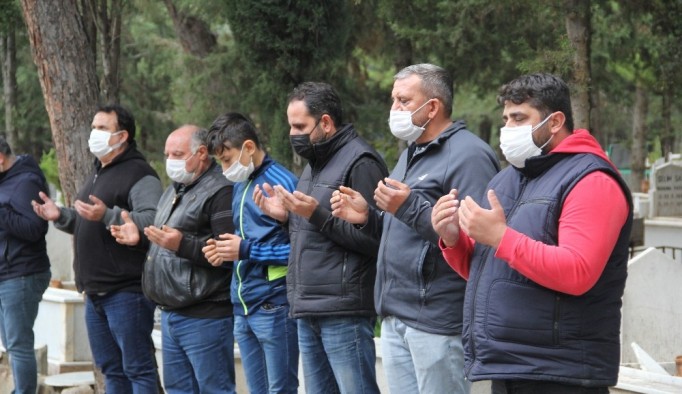 İzmir'de su taşkını kurbanları son yolculuğuna uğurlandı