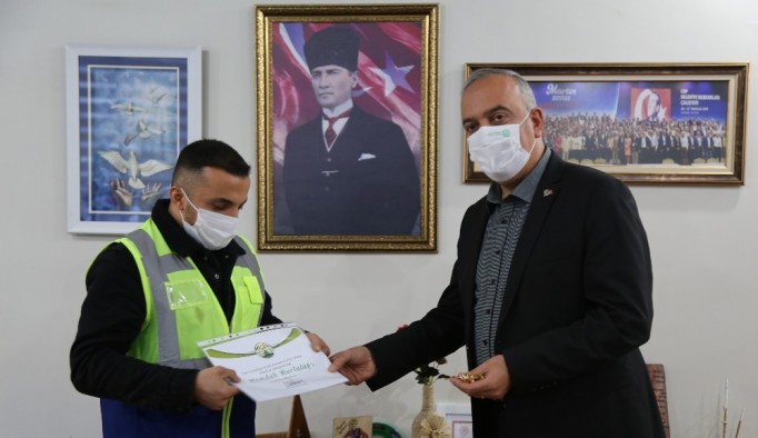 Karacayı kurtarmak için Çoruh nehrine atlayan belediye çalışanı tam altınla ödüllendirildi