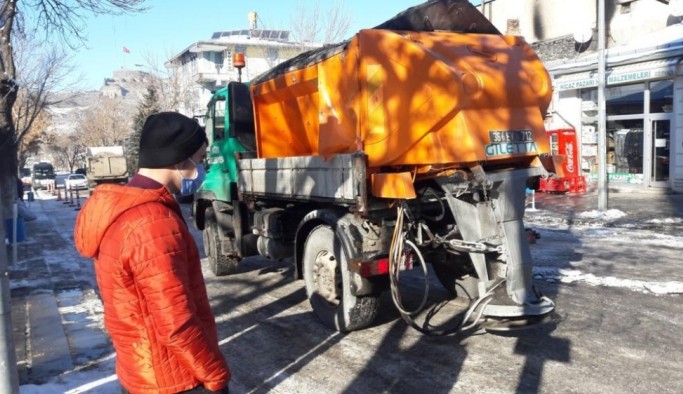 Kars Belediyesi'nin temizlik ve kar mesaisi devam ediyor