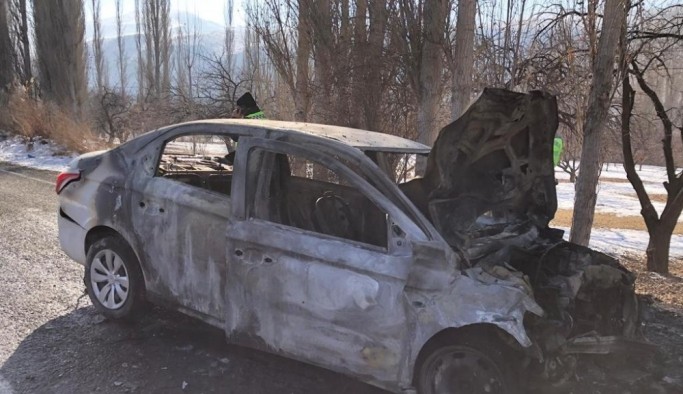 Kars'ta kaza sonucu alev alan otomobil patladı