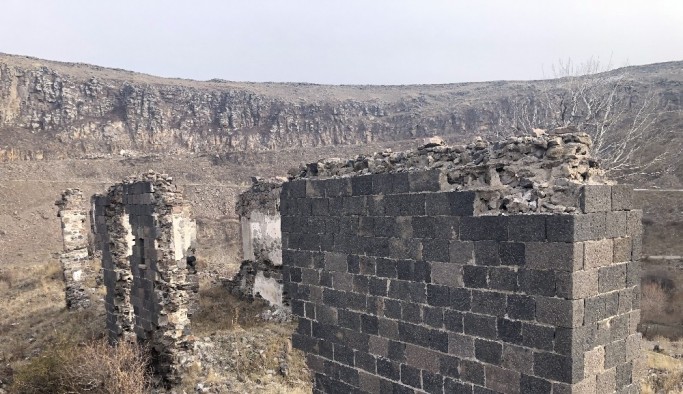 Kars'ta tarihi evlerin sadece izleri kaldı
