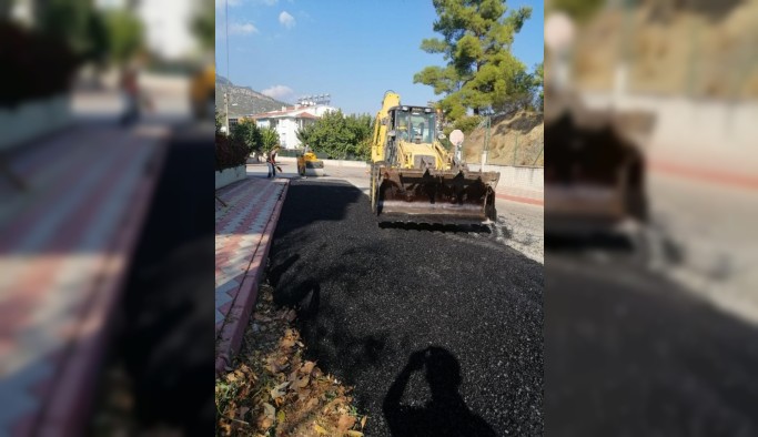Kemer Belediyesi alt yapı çalışmaları yapılan bozuk yolları asfaltlıyor