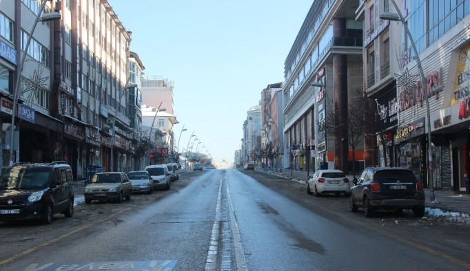 Kısıtlamanın son gününde Erzurum caddeleri boş kaldı