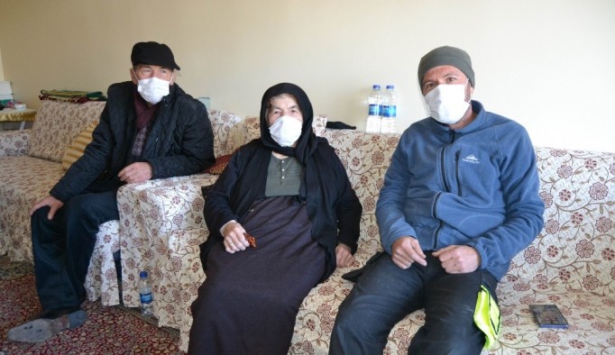 Konya'da 20 torunlu 95 yaşındaki kadın korona virüsü yendi