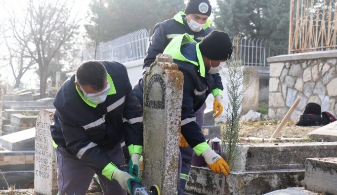 Malatya'da İnönü ve Özal ailelerinin mezarlarını yeniliyor