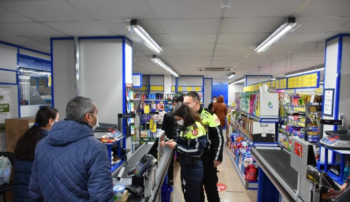 Marmaris'te alışveriş saatlerinde marketler denetleniyor