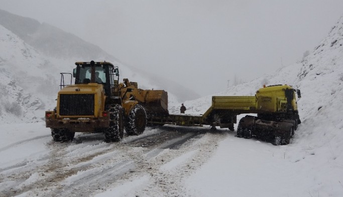 Muş'ta kardan kapanan yollar ulaşıma açılıyor