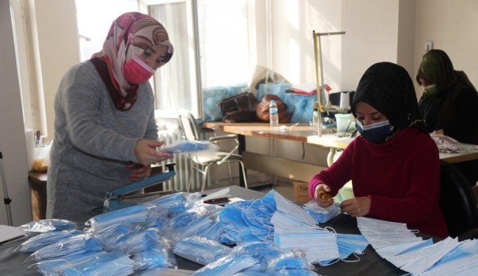 (Özel) Gönüllü 15 usta öğretici kadın günlük 7 bin maske üretiyor