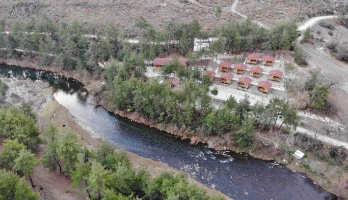 (Özel) Şehrin kalabalığından bıkanlar ormanların içindeki bu evlere koşuyor