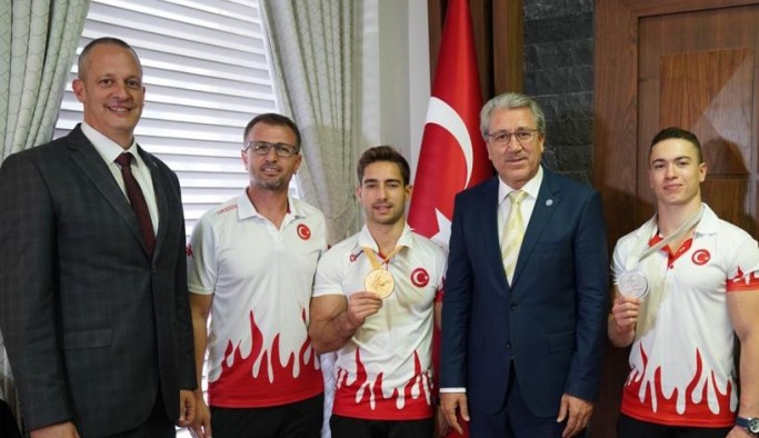 Rektör Budak, Egeli milli sporcular Arıcan ve Çolak'ı tebrik etti