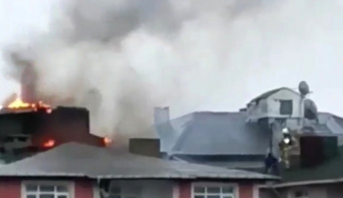 Sarıyer'de binanın çatısı alev alev yandı